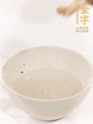 羊肚菌流水洗凈2遍后，溫水泡發(fā)15-20分鐘。