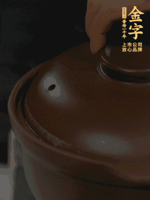 雞、火腿、姜片一起放入砂鍋中，大火轉(zhuǎn)小火燉2小時(shí)。
