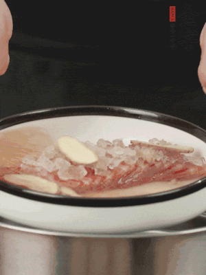 置于盤中，加冰糖100g、黃酒100g、水200g，上鍋蒸20分鐘。