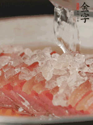 依舊放上冰糖100g、黃酒100g、水200g，鍋中再蒸15分鐘。