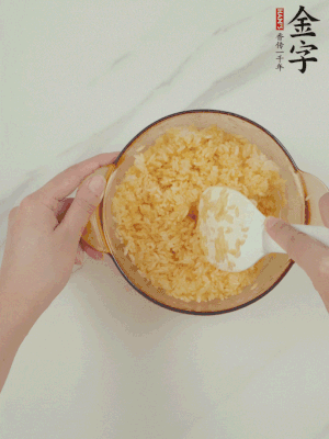 隔夜剩米飯加蛋黃攪拌均勻。