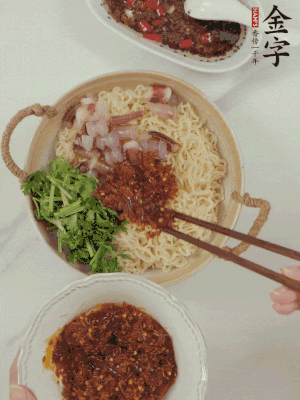 在面上鋪魷魚、香菜、金字火腿大師醬。