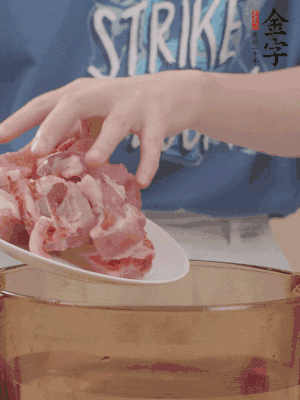排骨剁小塊，加姜片、料酒沸水下鍋焯水。