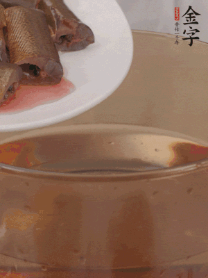 處理干凈的黃鱔段，加姜片、料酒沸水下鍋焯水。撈出用涼水沖洗干凈。