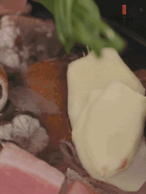 加姜片、蔥結(jié)、料酒。
