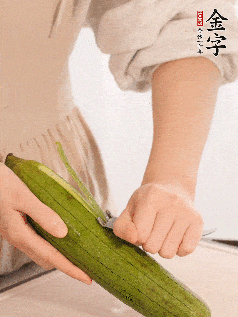 絲瓜去皮切滾刀塊用鹽殺一下水分洗凈。