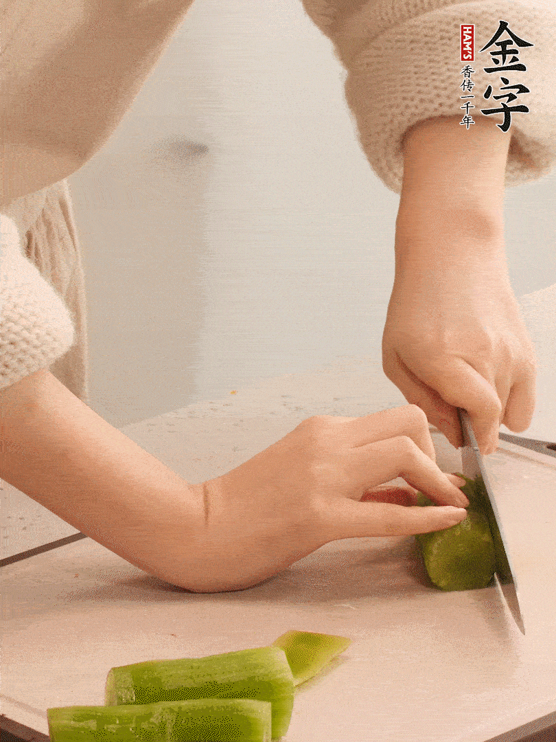 萵筍和白蘿卜用擦絲器擦成細(xì)絲。
