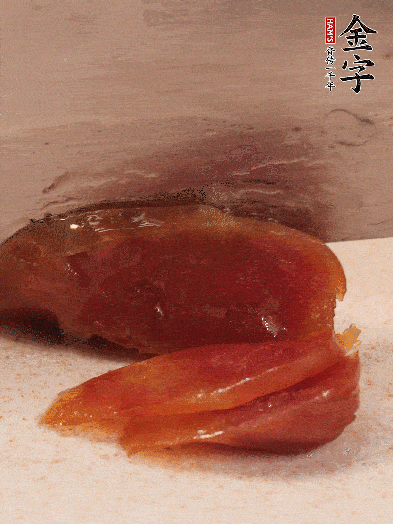 臘腸煮熟后，切薄片