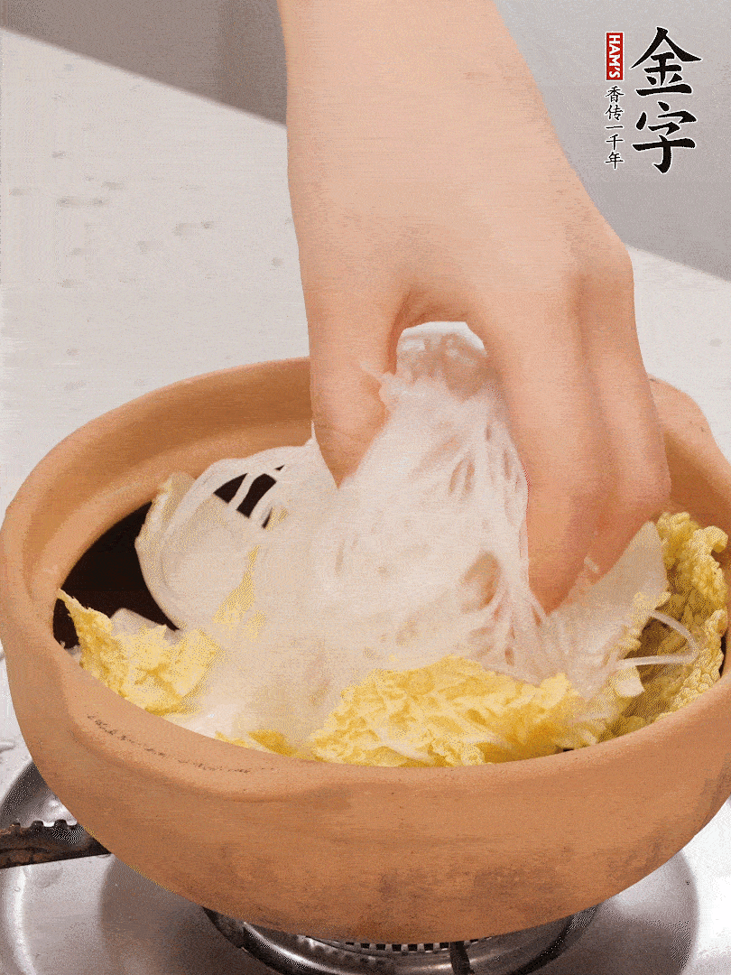 放入提前泡軟的粉絲，蓋上蒜蓉醬汁