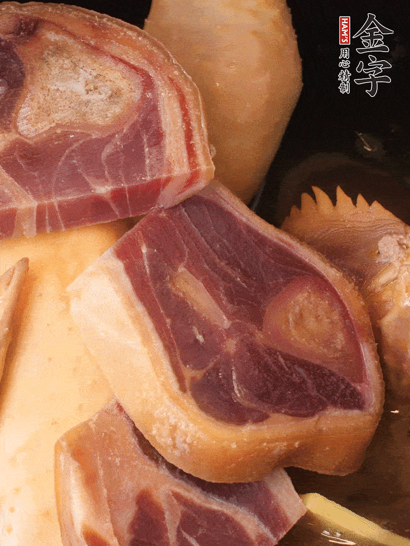 火踵、老母雞加蔥、姜、料酒、清水，大火燒開后轉(zhuǎn)小火，燉1小時