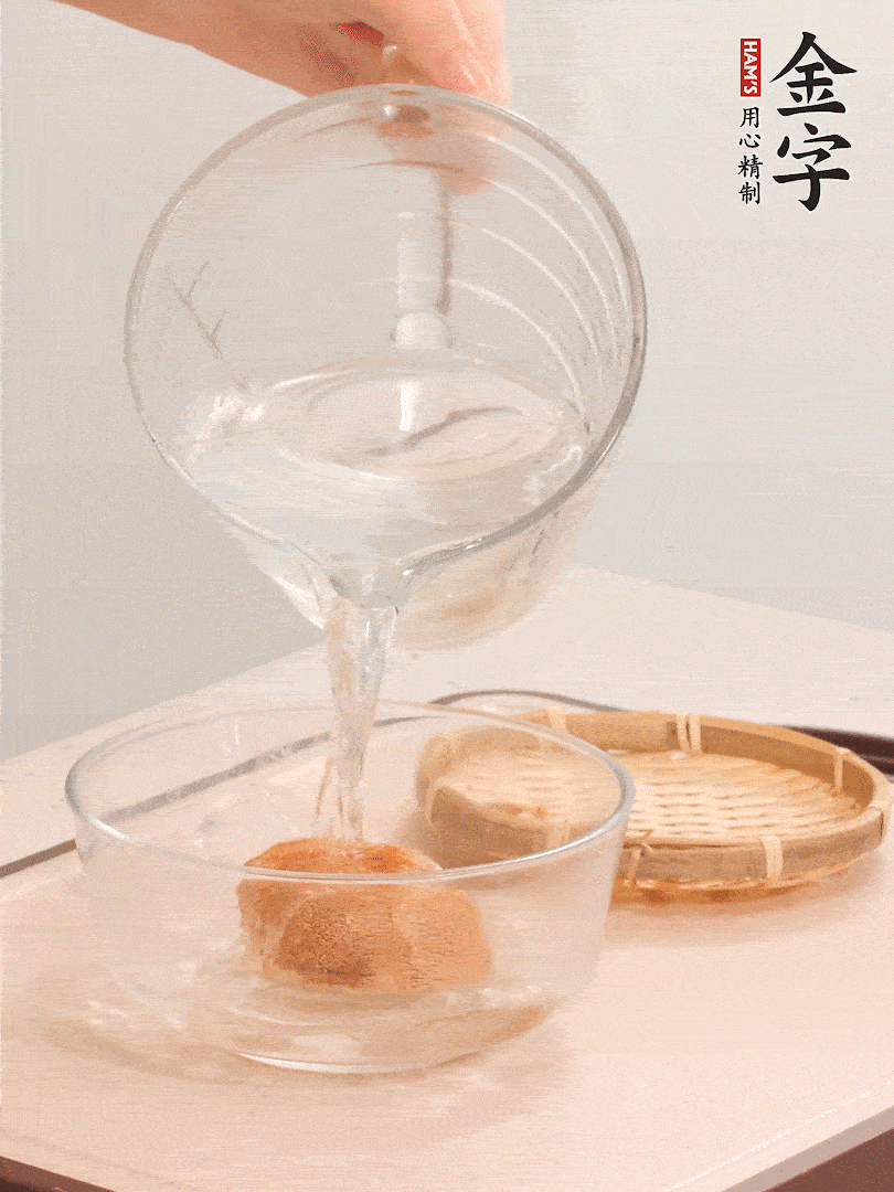 猴頭菇至少泡發(fā)半小時(shí)，將浸泡后的黃水?dāng)D干；