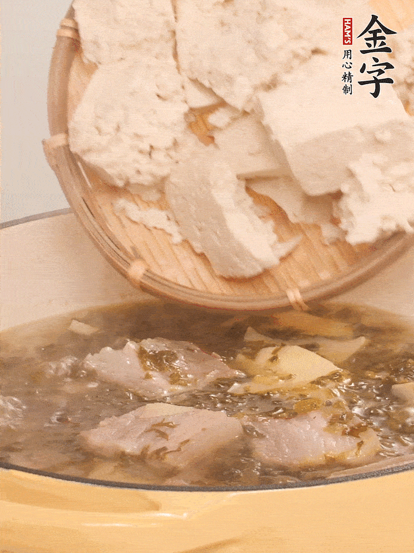 往鍋里加入一倍的水，加豆腐