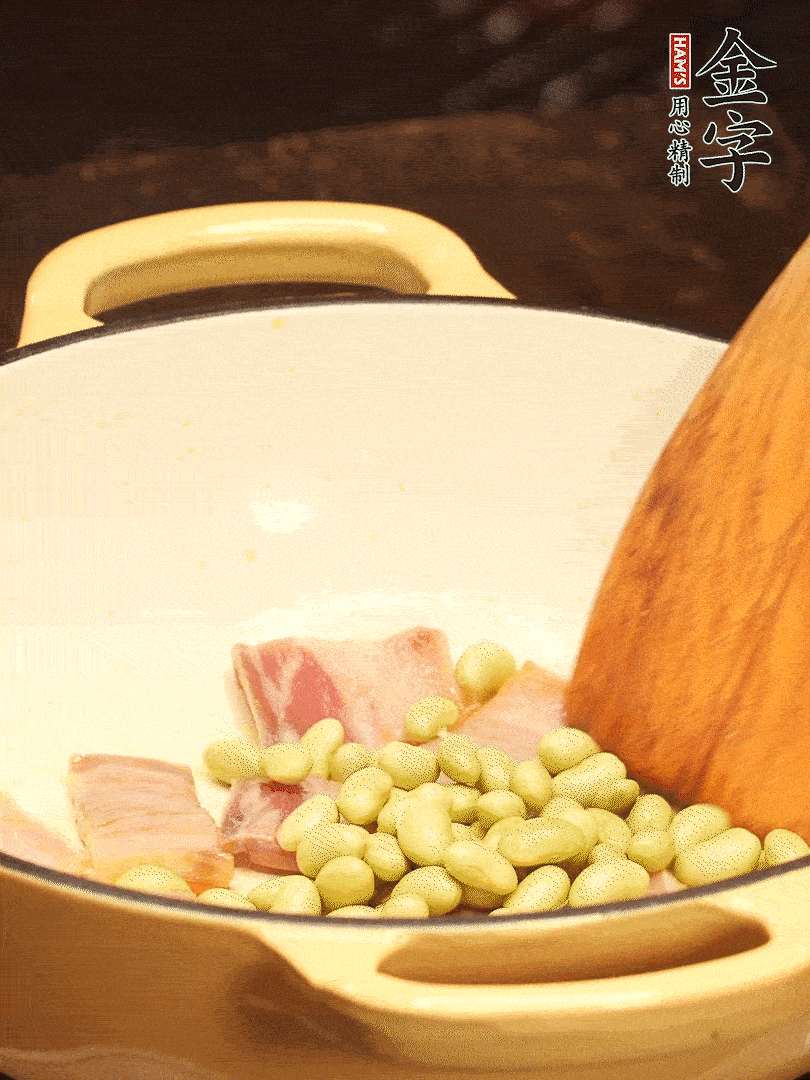 加入青豆、香菇翻炒出香味