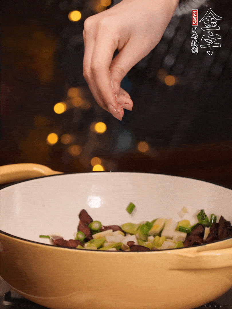 可以加點點水，再加菜苔，加點鹽、味精調(diào)味