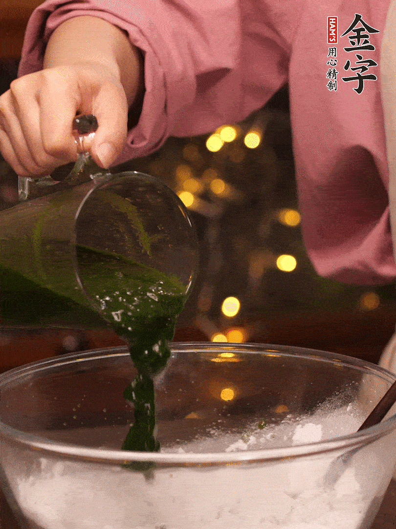 清明粿粉，分次加艾草泥，加點(diǎn)油揉2分鐘