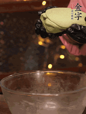 水里放點(diǎn)鹽，燒開后放艾草，一勺小蘇打，撈出浸入涼水，打成艾草泥