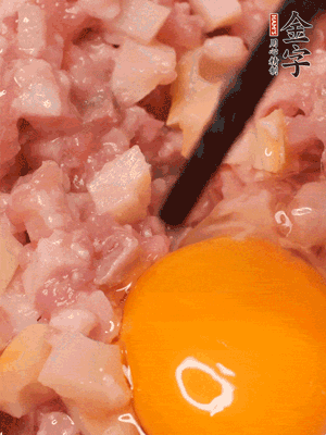 豬肉末、咸肉丁，分次加蔥姜水，一勺糖、一丟白胡椒，春筍丁，打入一個(gè)雞蛋