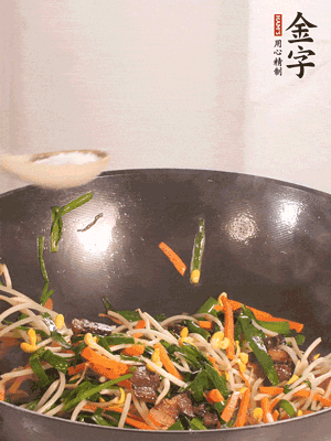 炒合菜：金字醬油肉、綠豆芽、韭菜