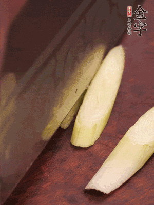 蒜白切小段，辣椒斜切圈
