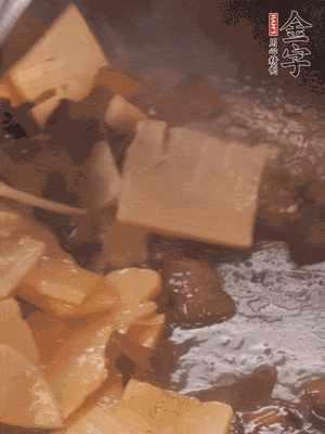 熱油起鍋，下醬油肉煸炒出香味