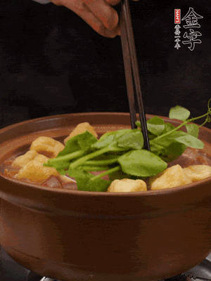 加筒骨煲的經(jīng)典配菜：金字土香腸、油豆腐、千張蓋上蓋子燜一會(huì)兒，耐心等候10分鐘。