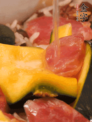 倒入溫開(kāi)水，水量高出米面一個(gè)指節(jié)。
