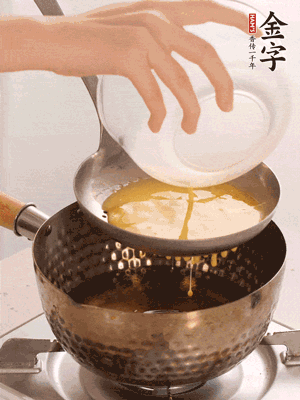 雞蛋過篩子倒入油鍋炸成蛋酥，瀝干油。