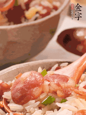 開(kāi)蓋后，沿鍋邊淋2大勺花生油，大火烤出鍋巴。輕輕翻拌一下，撒點(diǎn)蔥花。