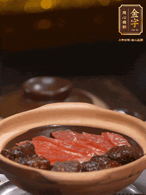 鋪上臘腸和排骨，鍋邊淋一圈油，小火煲10分鐘