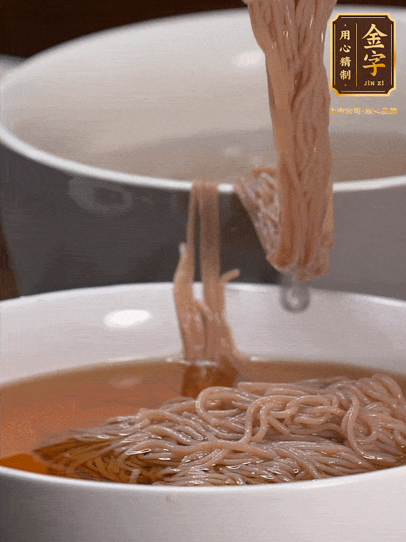 蘋(píng)果醋，一點(diǎn)鹽、糖、醬油，兌入涼白開(kāi)水調(diào)成簡(jiǎn)易冷面湯，放水箱冷藏
