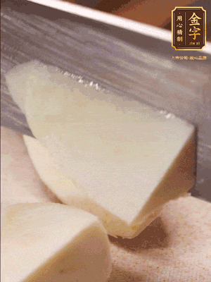 茭白去殼，底部一層老皮刨掉，切成滾刀塊