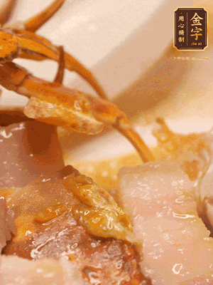 顏色變紅時(shí)，放蔥結(jié)、姜片煸香，再放咸肉、茭白、毛豆翻炒
