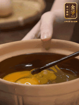 雞蛋打入砂鍋，充分打勻，1.5倍的溫水加一勺鹽，倒入蛋液中，攪拌均勻后用勺子舀去表面浮沫
