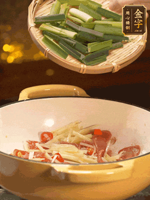 接著放蒜葉，來一點鹽，一點醬油調(diào)味翻勻