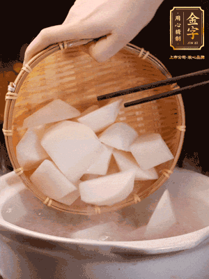 大火煮開(kāi)后，轉(zhuǎn)中小火燉40分鐘，挑出蔥結(jié)，再下蘿卜燉20分鐘