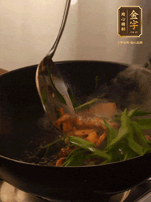 黃豆醬、鹽、糖調(diào)味，淋一圈花雕酒，蒜白先下，蒜葉后下