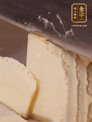 冬筍去殼切片，水開(kāi)后煮2分鐘焯水
