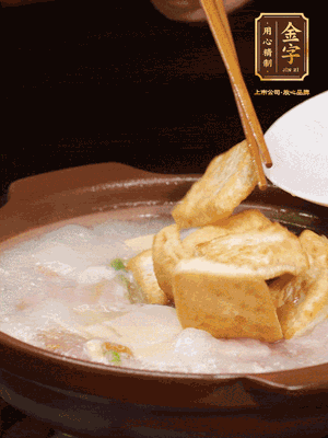 倒入開(kāi)水大火煮開(kāi)，轉(zhuǎn)中小火放咸肉，放一點(diǎn)點(diǎn)糖、味精慢燉10分鐘
