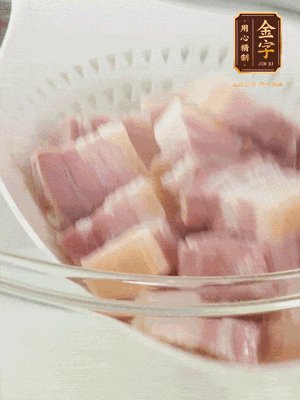 金字淡咸肉、排骨分別加料酒、蔥、姜冷水下鍋焯水，水開撇去浮沫撈出。