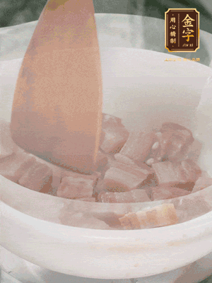 砂鍋內(nèi)咸肉微微煸出香味，再倒入開水。放排骨滾開后轉(zhuǎn)中小火篤30分鐘。（水盡量一次加足，以免中途加水沖淡鮮味。這一步是湯底濃白的關(guān)鍵）