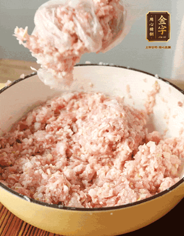 肉丁、咸肉丁、一丟丟鹽、料酒拌勻，反復(fù)摔打上勁。接著加入1兩蔥姜水，反復(fù)拌勻摔打上勁。前后共加3遍。3遍后筍丁，接著反復(fù)摔打上勁。最后加入1個蛋清、3茶匙生粉拌勻摔打上勁