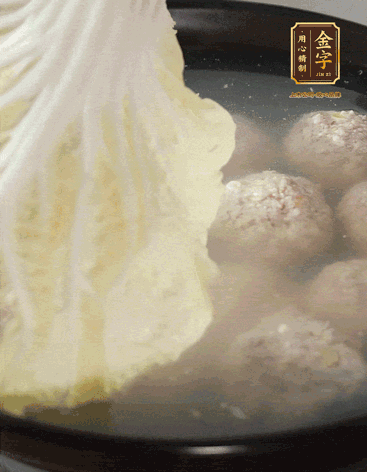等獅子頭浮起來時再加白菜蓋。小火慢燉2小時