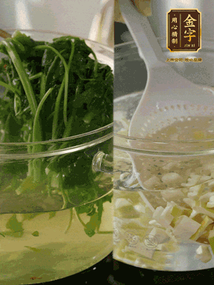 春筍切丁焯水；薺菜加鹽焯水，過涼水后切成細(xì)末
