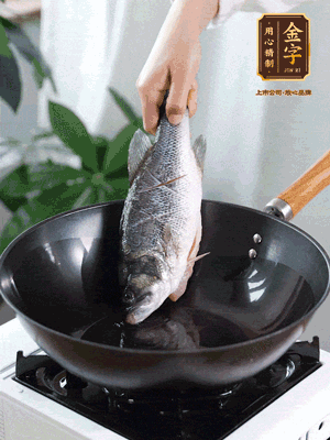 熱油，加1大勺豬油、姜片，再下鱸魚，煎至定型后翻面。（加點(diǎn)豬油，燉出的魚湯更容易變?yōu)榍逅哪贪咨?。?>
					</div>
					<span>步驟 3/6</span>
					<p>熱油，加1大勺豬油、姜片，再下鱸魚，煎至定型后翻面。（加點(diǎn)豬油，燉出的魚湯更容易變?yōu)榍逅哪贪咨?。?/p>
				</li><li>
					<div   id=