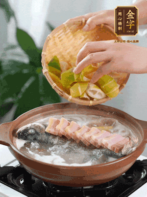 倒開水燉煮后轉(zhuǎn)移入砂鍋，淋料酒去腥、加少許鹽調(diào)味，再依次加咸肉、春筍燉煮15分鐘。