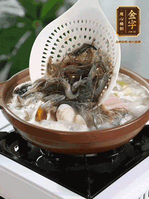 最后加一把蛤蜊、一把河蝦燜2分鐘，放一點(diǎn)白胡椒粉調(diào)味，撒上蔥花點(diǎn)綴！