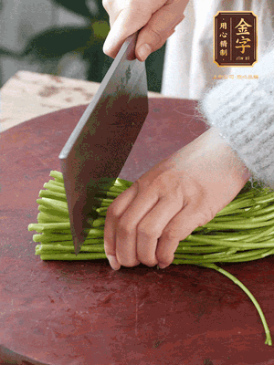正嫩的藜蒿，掐頭去除根部，切小段