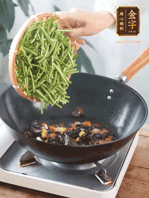 熱油煸香蒜末、姜粒、小米辣，再下臘肉煸炒出香味