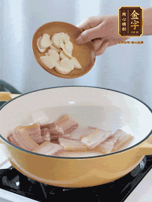 熱油下咸肉煸出香味，加蒜片、毛豆翻炒均勻