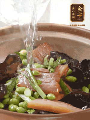 轉(zhuǎn)入砂鍋，加入開水、百葉結(jié)燉煮10分鐘